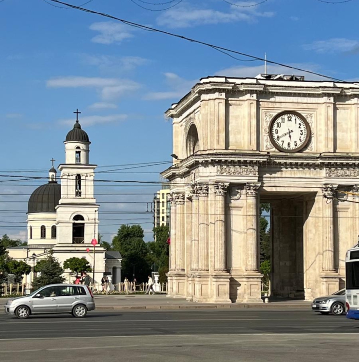 Der "Helige Bogen" von Chisinau. Dieser Triumphbogen wurde 1840 erbaut. Anlass ar der russische Sieg im Russisch-Türkischen Krieg von 1828/1829. Im Triumphbogen befindet sich eine Glocke mit einem Gewicht von 6,4 Tonnen, die aus erbeuteten türkischen Kanonen gegossen wurde.