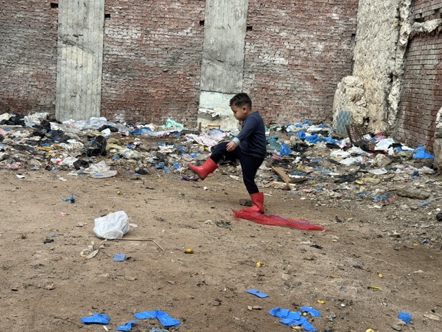 Junge spielt Fußball